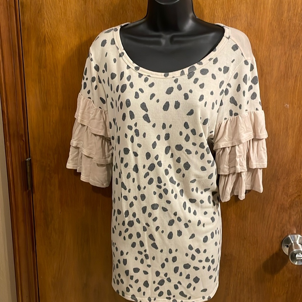 Women’s size XL super light short-sleeved sweatshirt tee.